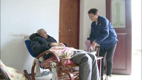 张忠秀：不离不弃 照顾瘫痪丈夫30年