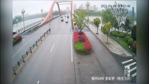 女子意欲跳河轻生 市民暖心劝解营救