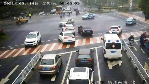 45度让出生命通道 广德车主上演感人一幕