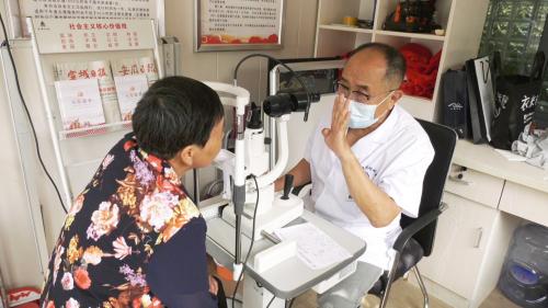 我市开展爱眼日宣传活动