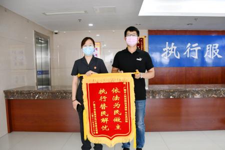 “旗”开二度：展巾帼风采