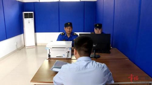 市城管局查处一起乱贴小广告违法行为