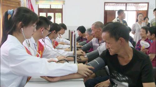青年义诊进乡村 共庆建党助引才