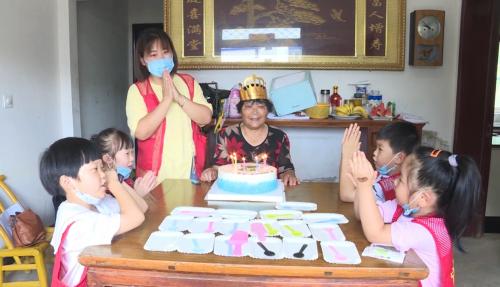 爱心送进光荣门 情暖优抚对象