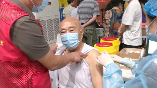 桐汭街道：倾情服务 做好辖区老人疫苗接种工作