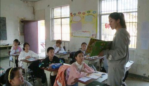 “传递爱心书包 情暖留守儿童”