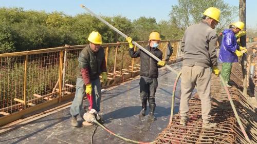 松涛路大桥箱梁混凝土即将完成浇筑