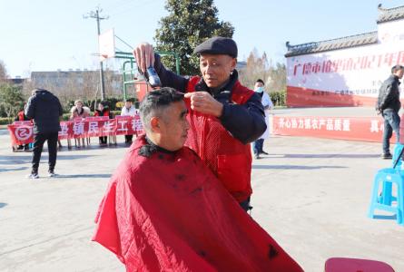 国际志愿者日： “志愿红”闪耀柏垫