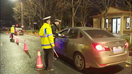 夜查酒驾不放松 持续管控保畅通