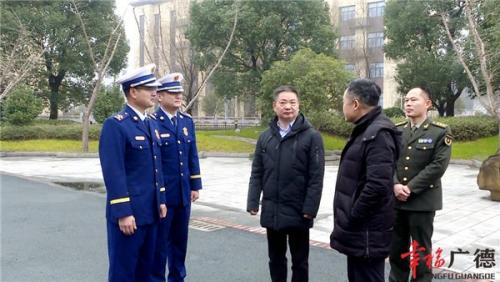 市领导看望慰问消防指战员和武警官兵