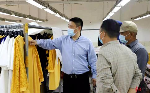 周其红走访企业并检查安全生产工作