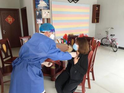 凤凰社区：隔离病毒不隔爱 上门诊治暖人心