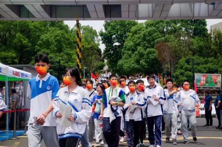 高考首日 我市3247名学子从容应考