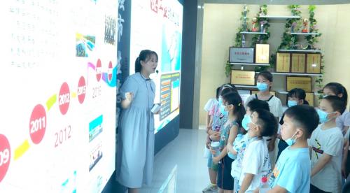 职工子女进企业 “小候鸟”体验父母工作