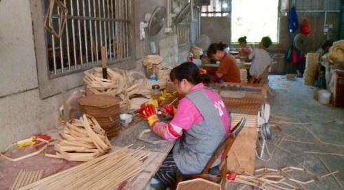 夫妻携手共创业 致富不忘带相邻