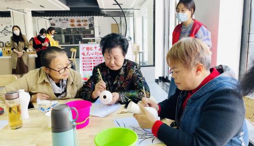 祠山街道：“巧手绘心作 夕阳别样红”