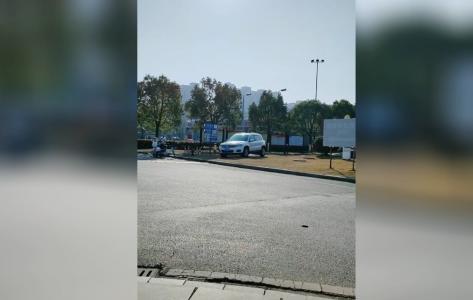 只为就近寻“方便” 男子开车压草坪