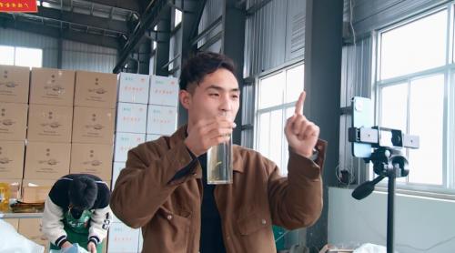 90后小伙李青松：线上直播助力茶农增收
