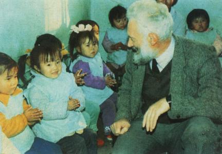 世界卫生组织代表汤姆先生视察县中心幼儿园